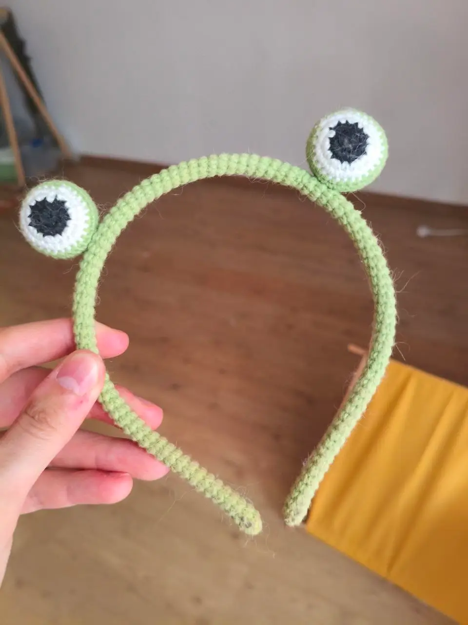 Frog hair band
